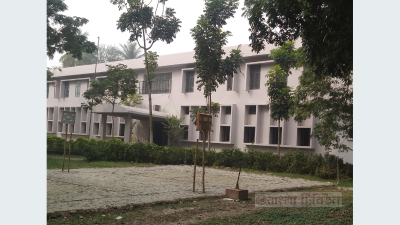 গল্লামারীর এই ভবনটি আগে ছিল এক তলা। সেখানে ছিল খুলনা রেডিও স্টেশন। পাকসেনারা  এখানে এসে একতলা ভবনটিতে ক্যাম্প করেছিল। সেখান থেকেই চারপাশে চালাতো নির্যাতন। খুলনা বিশ্ববিদ্যালয় প্রতিষ্ঠার পর পুরনো সেই রেডিন স্টেশন ভবন ভেঙে দোতলা করা হয়।