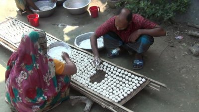 চলছে বড়ি তৈরি