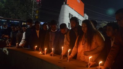 শহীদ বুদ্ধিজীবী দিবস স্মরণে রাজশাহীতে শহীদ মিনারে মোমবাতি প্রজ্বালন করে মহানগর আওয়ামী লীগ।