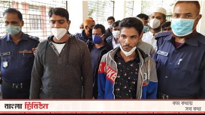 আদালত প্রাঙ্গণে আসামিরা