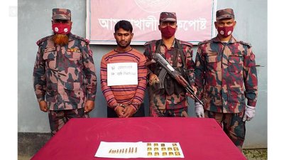 বেনাপোলে ২৪টি সোনার বারসহ যুবক আটক