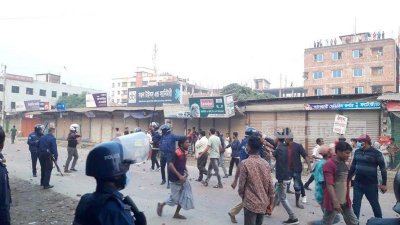 বঙ্গবন্ধুর ভাস্কর্য ভাঙচুরের প্রতিবাদে চাঁদপুরের হাজীগঞ্জ উপজেলা আওয়ামী লীগের ডাকা সমাবেশকে ঘিরে দলীয় দুই গ্রুপের সংঘর্ষ। 