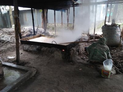 ভেজাল গুড় তৈরি হচ্ছে