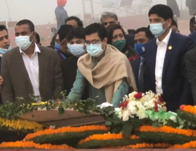 স্মৃতিসৌধে শ্রদ্ধা জানাচ্ছেন মেয়র তাপস