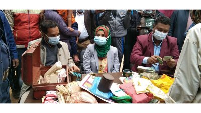 সিন্দুক ভেঙে পাওয়া যায় দলিল, মূল্যবান অন্য সামগ্রী ও টাকা। ছবিতে ইউএনওর উপস্থিতিতে সিন্দুকে পাওয়া টাকা গোনা হচ্ছে।