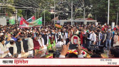 পুষ্পার্ঘ্য অর্পণ করে বিভিন্ন সংগঠনের নেতাকর্মীরা স্বাধীনতার মহানায়ককে স্মরণ করেন