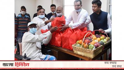 প্রধানমন্ত্রীর পক্ষ থেকে যুদ্ধাহত মুক্তিযোদ্ধাদের কাছে ফল ও মিষ্টান্ন পৌঁছে দেওয়া হচ্ছে 