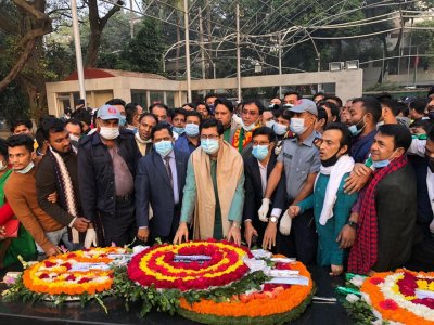বঙ্গবন্ধূ প্রতিকৃতিতে শ্রদ্ধা জানাচ্ছেন মেয়র তাপস