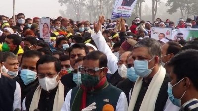 সাংবাদিকদের সঙ্গে কথা বলছেন ওবায়দুল কাদের