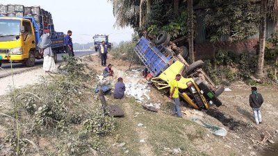 টাঙ্গাইলের বাসাইলে সড়ক থেকে ট্রাক ছিটকে পড়ে চালক নিহত।