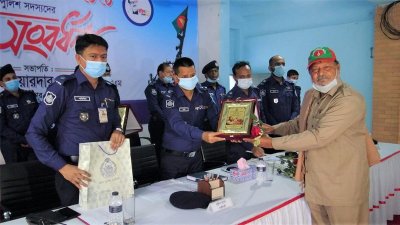 নরসিংদীতে জেলা পুলিশ সুপারের হাত থেকে সম্মাননা হিসেবে ক্রেস্ট ও অন্যান্য উপহার সামগ্রী গ্রহণ করছেন একজন বীর মুক্তিযোদ্ধা অবসরপ্রাপ্ত পুলিশ সদস্য।