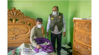 র&zwj;্যাবকে টাকা দেখাচ্ছেন