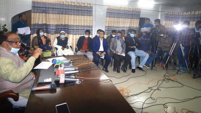 রাজশাহী জেলা পরিষদের সংবাদ সম্মেলনে বক্তব্য রাখছেন এর চেয়ারম্যান মোহাম্মদ আলী সরকার।