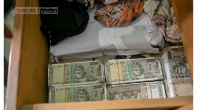 টাকা বাক্স বন্দি চলছে 