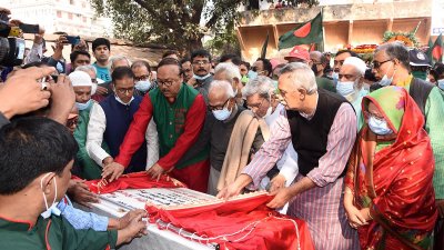 ১৬ ডিসেম্বর রাজশাহী কেন্দ্রীয় শহীদ মিনারের ভিত্তিপ্রস্তর স্থাপন করেন ভাষা সৈনিক, মুক্তিযোদ্ধা অ্যাডভোকেট গোলাম আরিফ টিপু।