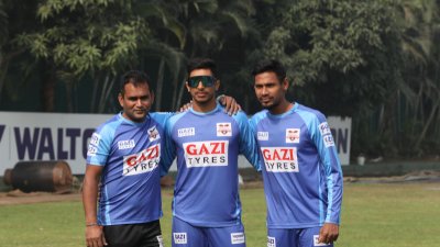 কোচ সালাউদ্দিনের (বাঁয়ে) সঙ্গে সৌম্য ও মোস্তাফিজ                                                        -বিসিবি