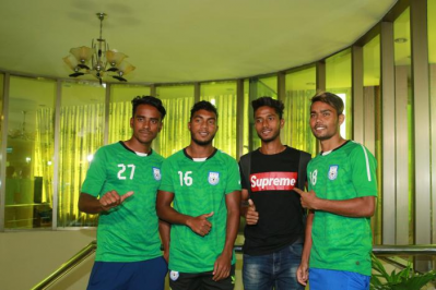 বামে মতিন, সবার ডানে মাশুক মিয়া জনি।