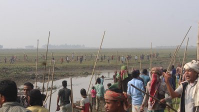 দুই গ্রামের মধ্যে সংঘর্ষের চিত্র