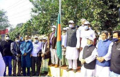 জাতীয় পতাকা উত্তোলন করা হচ্ছে
