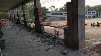 স্কুল ভবন নির্মাণে অনিয়মের অভিযোগ, স্থানীয়দের ভাঙচুর