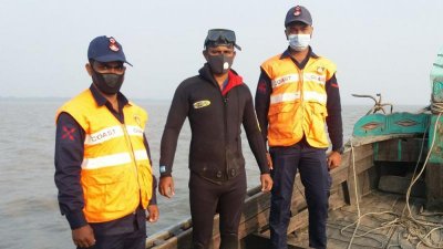 উদ্ধার অভিযানে ফায়ার সার্ভিসের কর্মীরা
