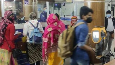 বেনাপোল দিয়ে দেশে ফিরে আসা নারী-পুরুষরা।