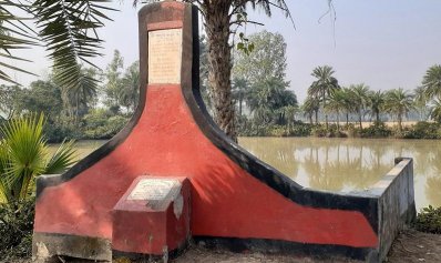 রক্ষণাবেক্ষণের অভাবে নষ্ট হয়ে যাচ্ছে স্মৃতিসৌধ