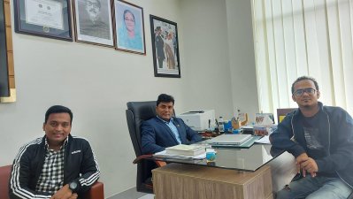 সাইবার ক্রাইম ইউনিটে নাজমুল ইসলামের (মাঝে) অফিসে অনন্য মামুন (ডানে)