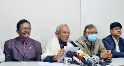 সংবাদ সম্মেলনে বক্তব্য রাখছেন রুহুল কবির রিজভী