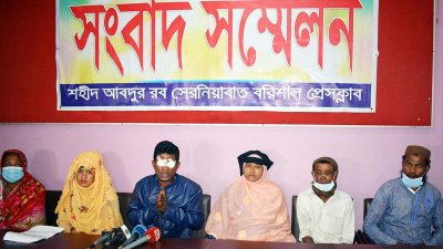 দৃষ্টি হারানো সোহাগের পরিবার সদস্যদের নিয়ে সংবাদ সম্মেলন। 