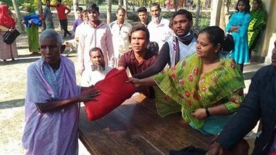 দরিদ্র মানুষের মাঝে কম্বল বিতরণ করছেন সুমি