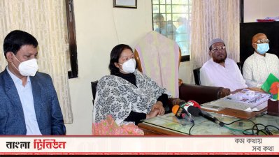 সাংবাদিকদের ব্রিফ করছেন এমপি সীমা