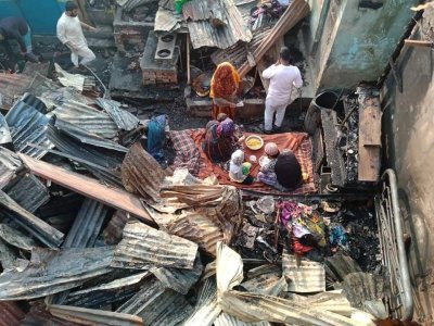 আগুনে পুড়ে যাওয়া ধ্বংসস্তূপ