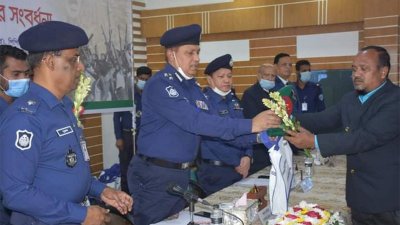 পুলিশ মুক্তিযোদ্ধাদের সংবর্ধনা জানায় কুমিল্লা জেলা পুলিশ। মুক্তিযোদ্ধাদের হাতে ফুল তুলে দেন চট্টগ্রাম রেঞ্জের ডিআইজি মো. আনোয়ার হোসেন।