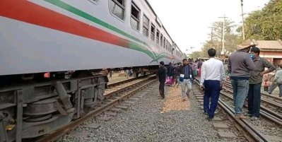 লাইনচ্যুত হওয়া ট্রেনের বগি 