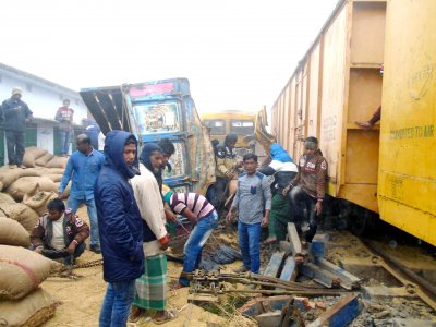দুর্ঘটনা কবলিত ট্রাক