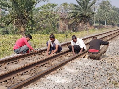 লাইনের জয়েন্ট ভাঙা, ঝুঁকি নিয়ে চলছে ট্রেন