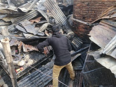 আগুনে পুড়ে যাওয়া ধ্বংসস্তূপ
