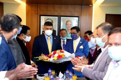 আওয়ামী লীগের কার্যালয়ে ভারতীয় হাইকমিশনার বিক্রম কুমার দোরাইস্বামী