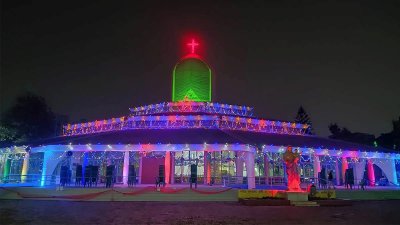 বড়দিন উপলক্ষে রাজধানীর একটি গির্জায় আলোকসজ্জা, ছবি-সাদ্দিফ অভি