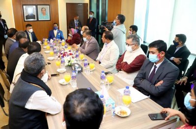 আওয়ামী লীগের কার্যালয়ে ভারতীয় হাইকমিশনার বিক্রম দোরাইস্বামী