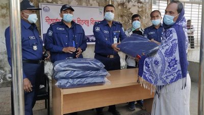 কুড়িগ্রাম থেকে বদলি হয়েছেন তবুও শীতার্তদের পাশে আছেন পুলিশ সুপার মহিবুল ইসলাম খান। বৃহস্পতিবার হিজড়া সম্প্রদায়ের মধ্যে শীতবস্ত্র বিতরণ করেন তিনি।