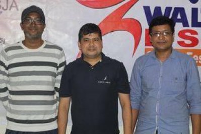 ক্যারম এককে শিরোপা জেতা রাকিবুল মাঝে, রানার-আপ আনিসুর রহমান (ডানে) এবং তৃতীয়স্থান অর্জনকারী রামিন তালুকদার (বামে)।