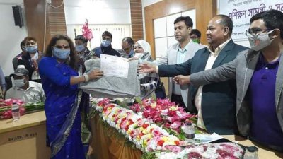 মূলধারায় ফেরাতে কক্সবাজারে দেওয়া হয় হিজড়াদের সেলাই প্রশিক্ষণ। এরপর তাদের পুরস্কার বিতরণ করেন অতিথিরা।