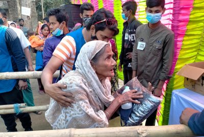 পঞ্চগড়ে ‘আমরাই কিংবদন্তী’ গ্রুপের শীতবস্ত্র বিতরণ