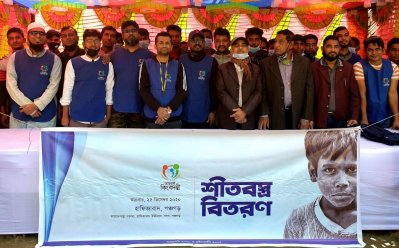 পঞ্চগড়ে ‘আমরাই কিংবদন্তী’ গ্রুপের শীতবস্ত্র বিতরণ