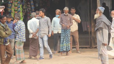 করোনায় আক্রান্তের সংখ্যা বাড়লেও দিনাজপুরে এখনও মাস্ক পরতে আগ্রহ নেই সাধারণ মানুষের। ছবিটি বাসস্ট্যান্ড এলাকা থেকে সম্প্রতি তোলা।