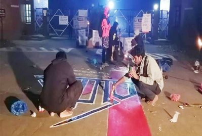পাঁচ দফা দাবিতে রোড পেইন্টিং করেছে শাবি শিক্ষার্থীরা
