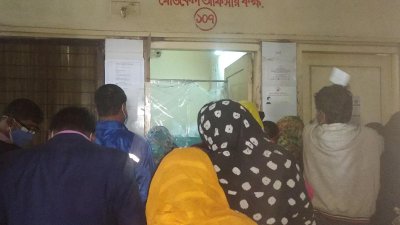 টাঙ্গাইল জেনারেল হাসপাতালে চিকিৎসকদের চেম্বারের সামনে প্লাস্টিকের পর্দা। বাইরে রোগী। ডাক্তারকে সমস্যার কথা জানাতে হয় চিৎকার করে।
