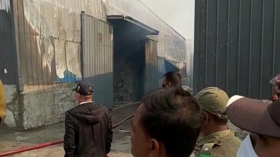 মোংলায় তুলার গোডাউনে আগুন